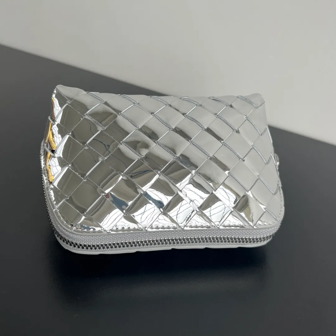 Batch 1160 #Bv lntrecciato woven cosmetic bag 764044 Take your favorite cosmetic bag with you 💓 Made of imported sheepskin woven to match the soft cowhide inside, it is wear-resistant and durable. It has just the right soft and hard texture in your hand. It is both soft and stylish 👋 Zipper opening and closing. I like orderly storage. This bag is very considerate, simple and full of shape, small and cute You won’t lose when you use it as an ornament🎈Size: 16.5x10.5x9,